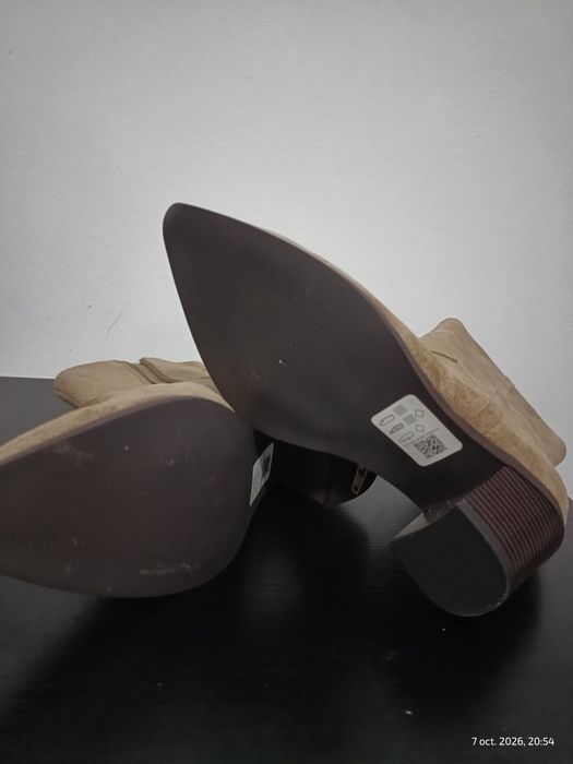 Botine noi din n piele intoarsa