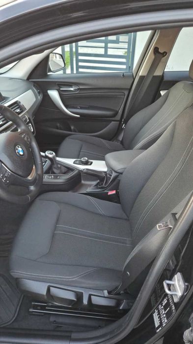 Vând BMW Seria 1 118i, an 2018, motor 1.5 benzină, 136 CP, cutie manuală 6 trepte, aproximativ 107.000 km.