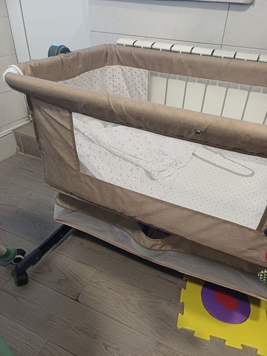 Pătuț atașabil pentru bebeluși
