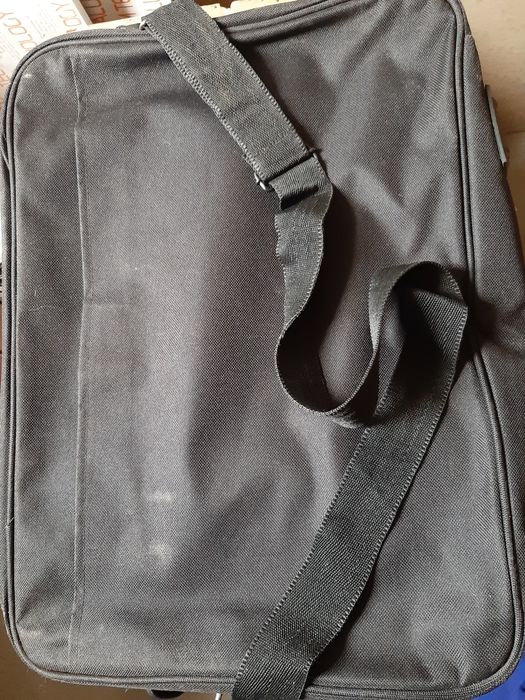 Запазена чанта за голям лаптоп !