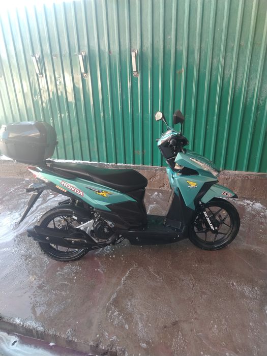 Продаётся скутер Honda Click 175