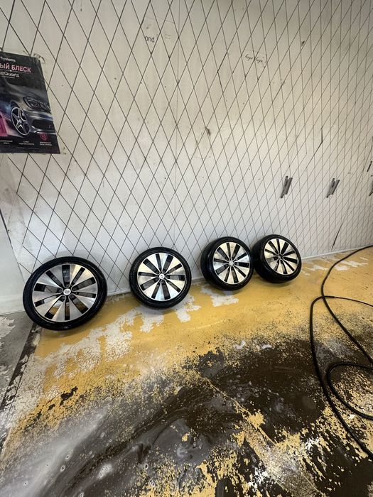 Продам колеса r18 на летней резине Комплект