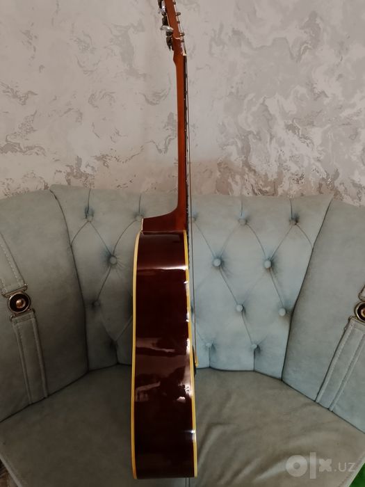 Gitara akustika yangi