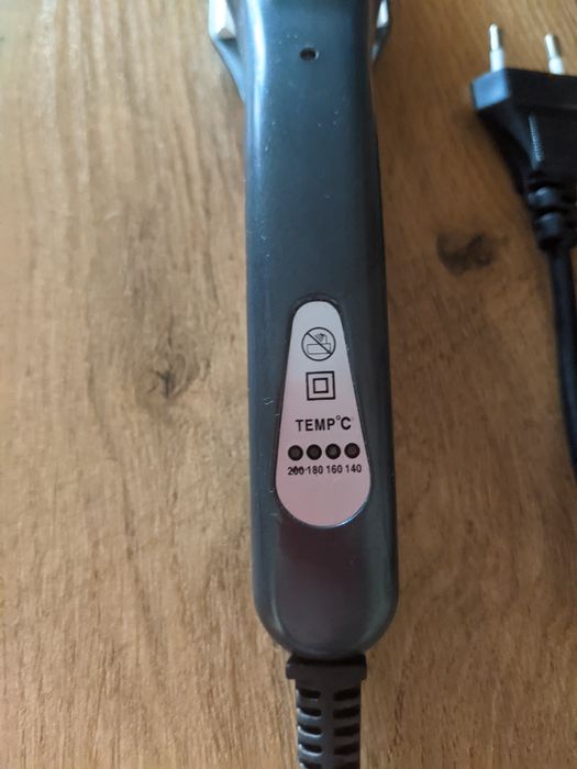 Плойка - утюжек для выпрямления волос.