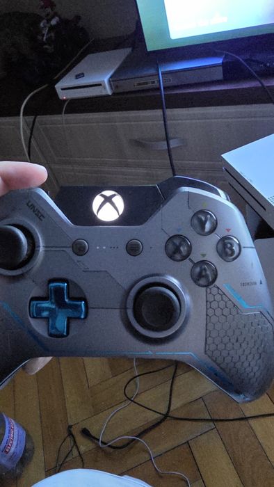 Xbox one s perfect funcțional  de 1 tera cu problema la dvd rom!