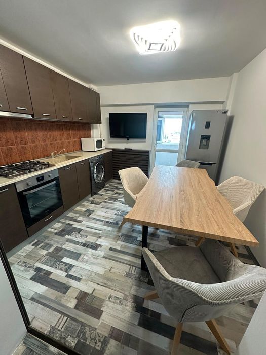 Vând apartament 3 Camere Buhusi