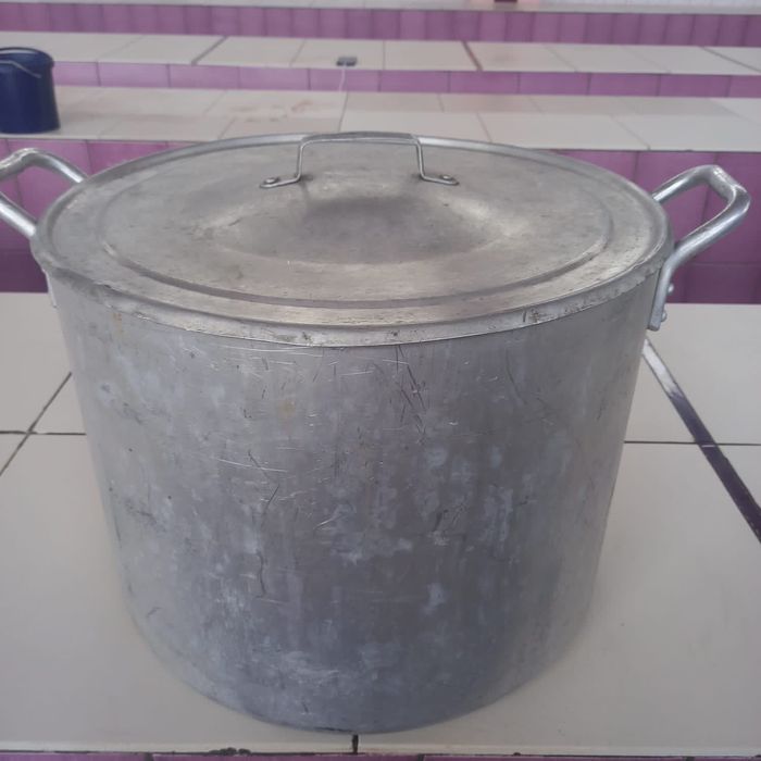 Продам кастрюлю с крышкой на 50 лит