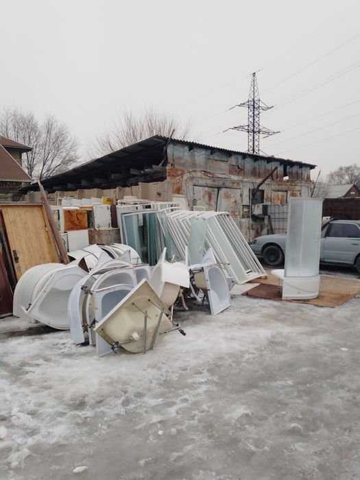 Улица Азаттык дом51 дверь , перегородка душевой кабины двери .