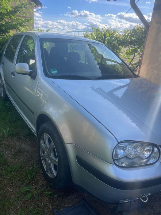 Vand sau dezmembrez volkaswage Golf 4