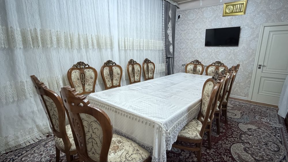 Большой прямоугольный стол и 12 стульев
