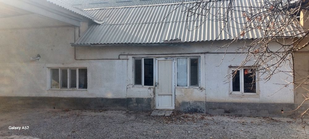 Үй қасында времянкасымен