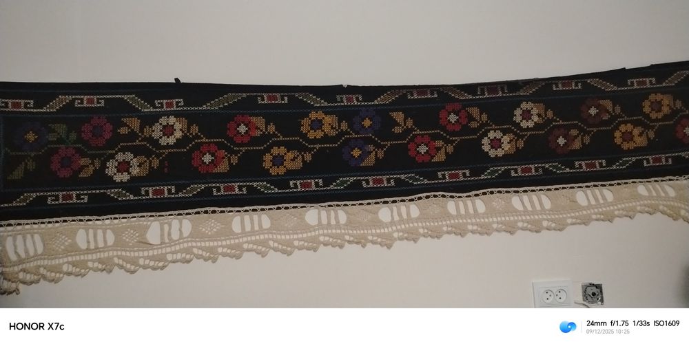 Qol mehnati bilan tikilgan kashta