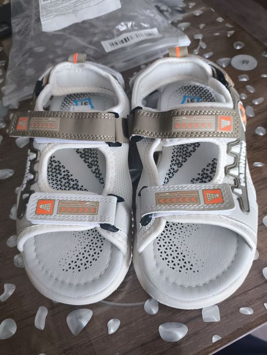 Продам сандали новые