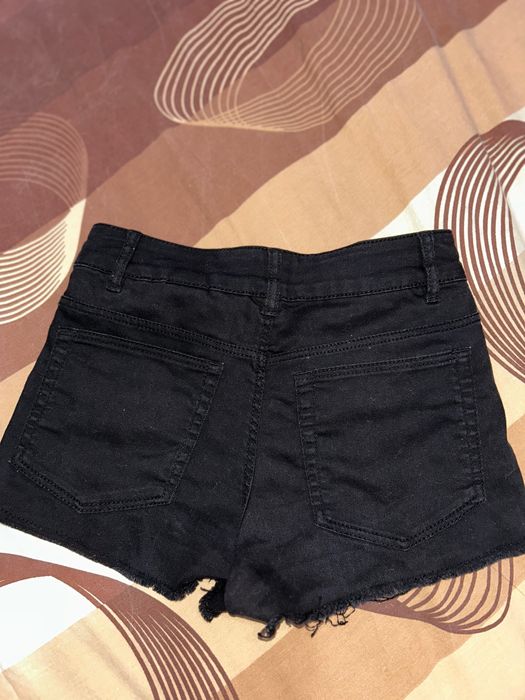 Черни къси гащи.