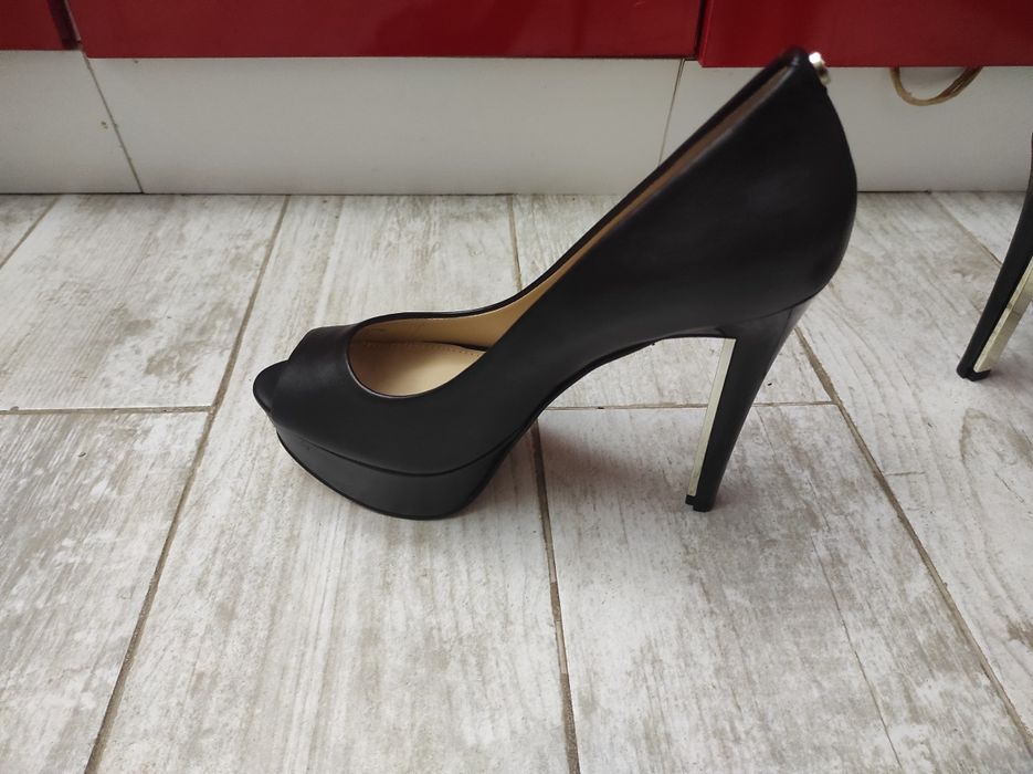 Обувки GUESS с висок ток