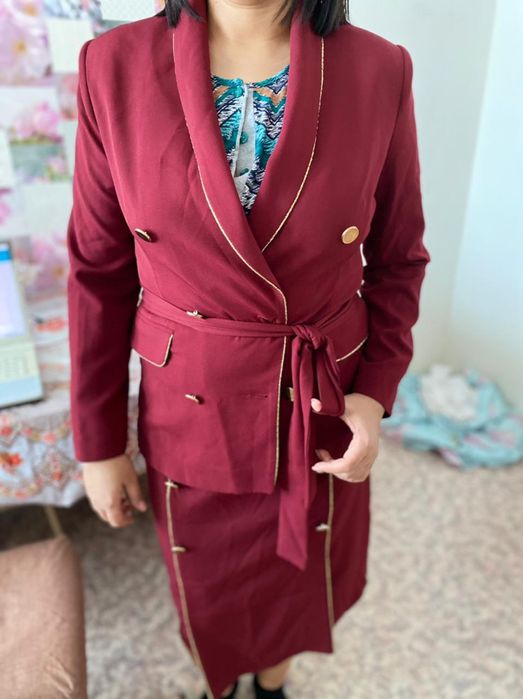 Продам  женские костюм