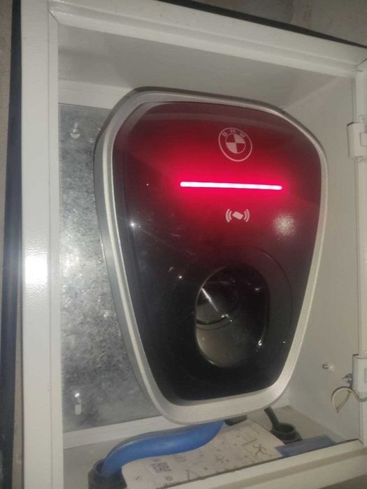 настенная зарядная станция BMW Wallbox для электромобилей и гибридов