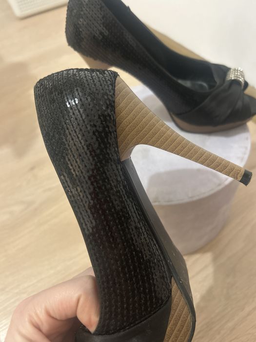 Pantofi eleganți negri cu toc, noi – detaliu strasuri, foarte comozi