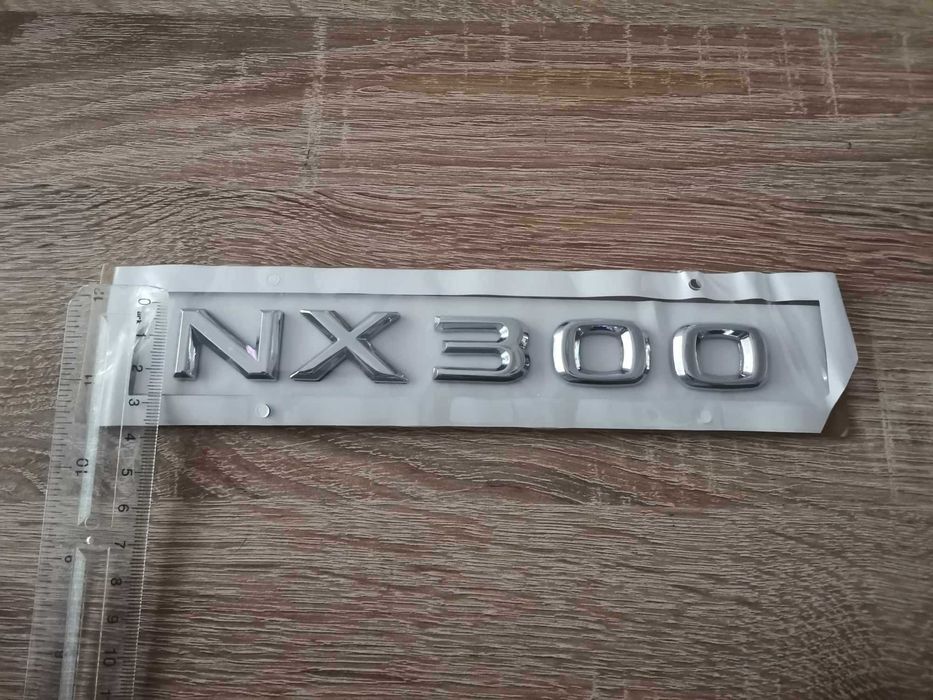 сребрист надпис Lexus NX 300