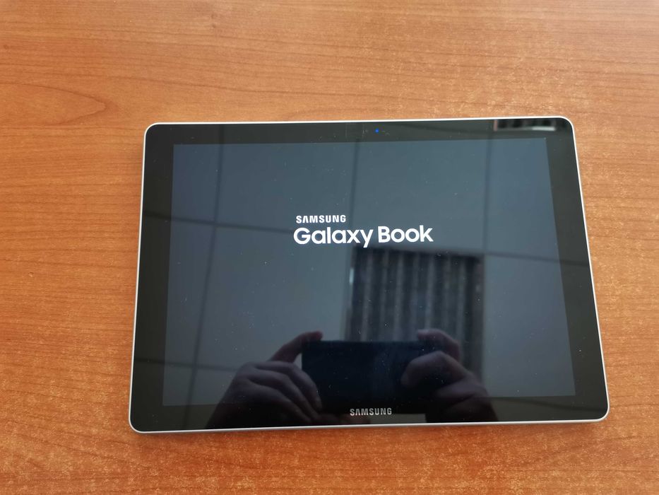 Лаптоп/таблет Samsung Galaxy Book 10.6-inch 128Gb, 2 in 1 Detachable