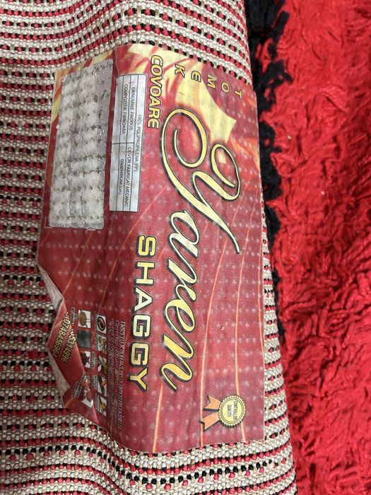 Vand covor rosu pufos