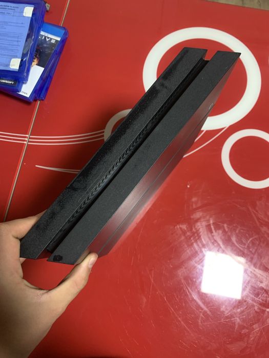 Vand Playstation 4 1 tb  2 manete si 5 jocuri