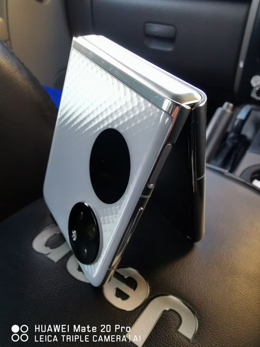 Huawei P50 Pocket отличен