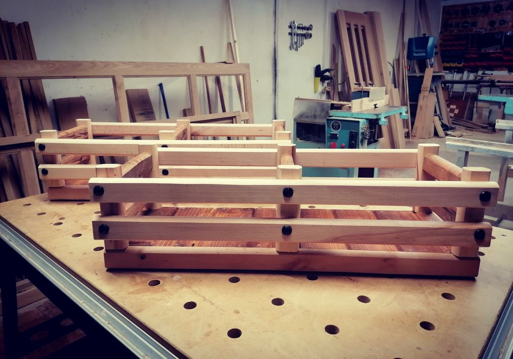 Кашпи за цветя от масивна дървесина