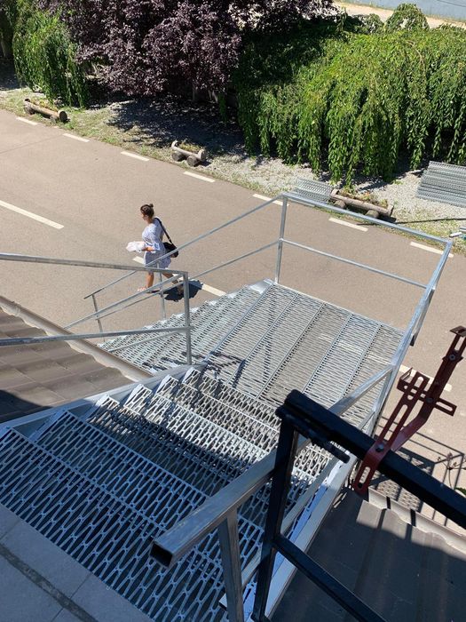 Scara metalica zincata cu trepte antiderapante