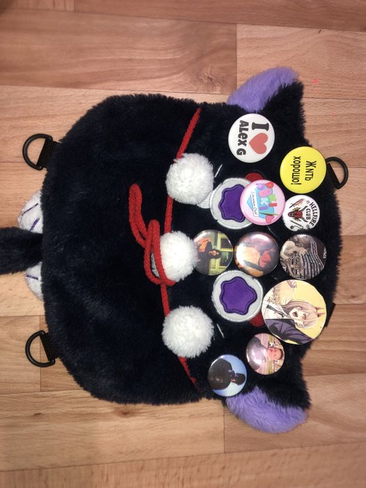 продаю рюкзак ,значки , фигурка , ЧИТАТЬ ОПИСАНИЕ