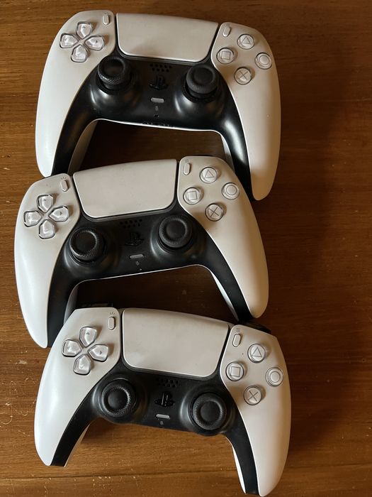 PlayStation 5 + 3 controllere DualSense