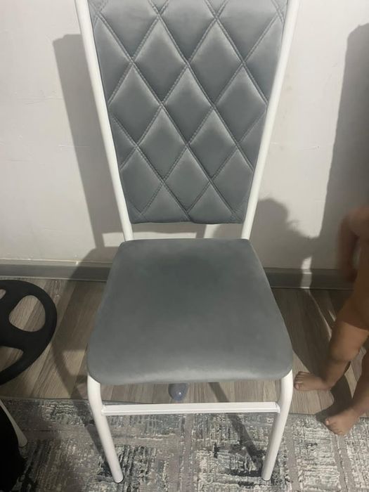 Продам стол со стульями почти новый