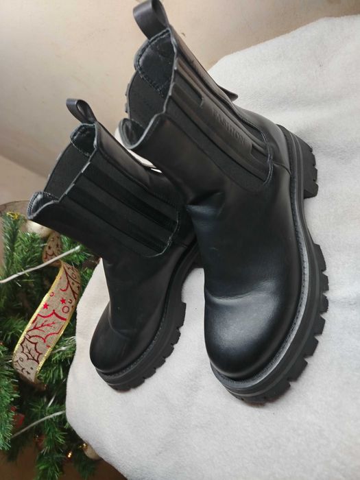 Дамски черни боти 37 размер. Ботите са добре запазени.