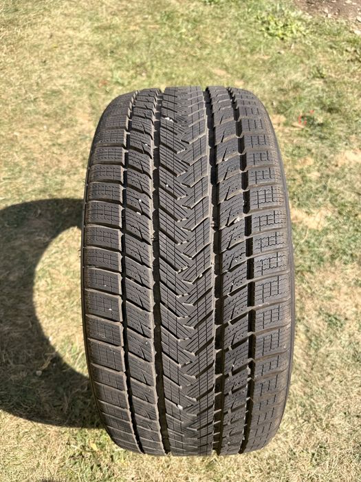 Vând anvelopă de iarnă 245/35 R19 de iarna