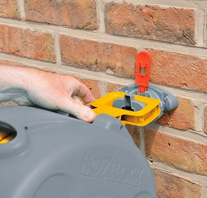 Механическая закрытая 2 в 1 катушка со шлангом HoZelock FastReel 25m