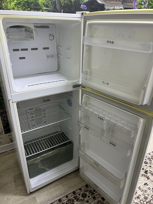 Продам Холодильник с Машинкой