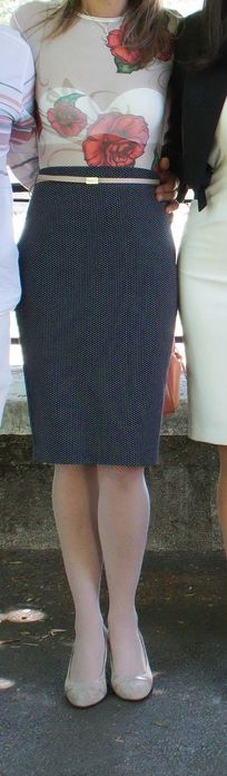 Fusta dreapta, mulata, bleumarin cu picațele albe, marimea 36.