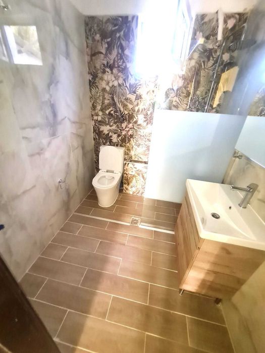 Продава 2 ет къща 240 м2 с двор 1200 м2 в Аспровалта, Гърция