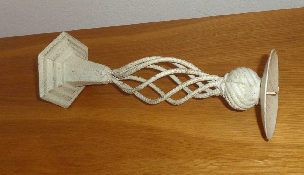 Свещник от лят метал