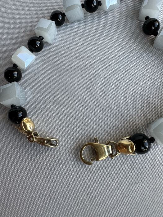 Colier lucrat manual din calcedonie, onix si argint