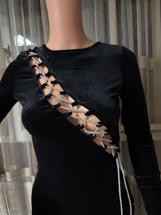 Черна рокля с камъни