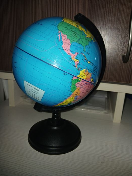 Продаю глобус среднего размера.