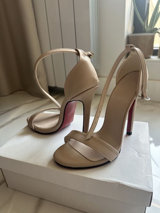 Нови бежови сандали на тънък ток. Размер 39