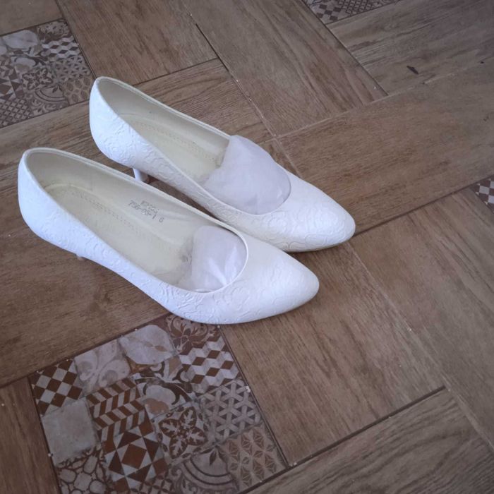 Продам белые туфли