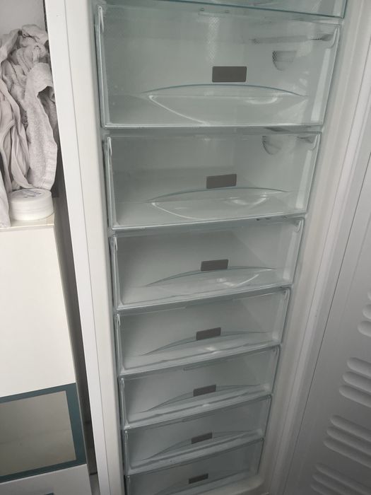 Congelator marca Miele cu 8 sertare