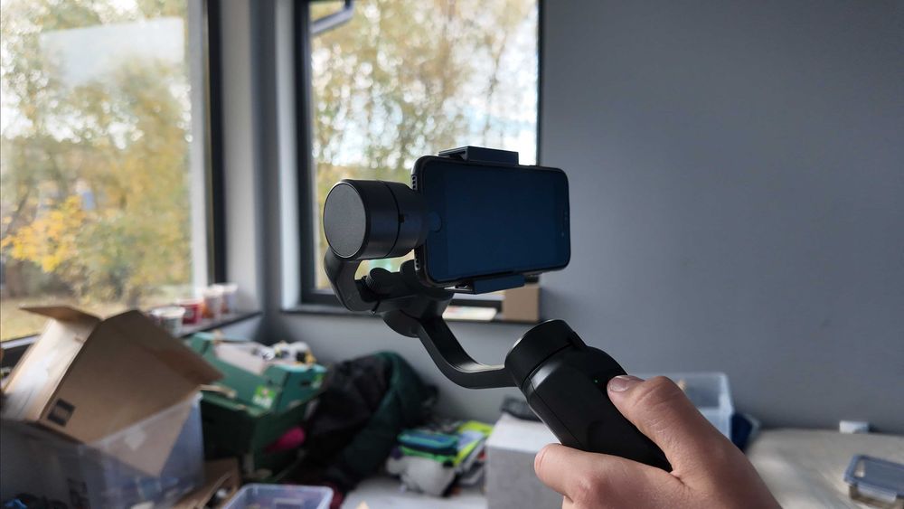 Stabilizator Gimbal pe 3 axe Hohem pentru smartphone, cu trepied
