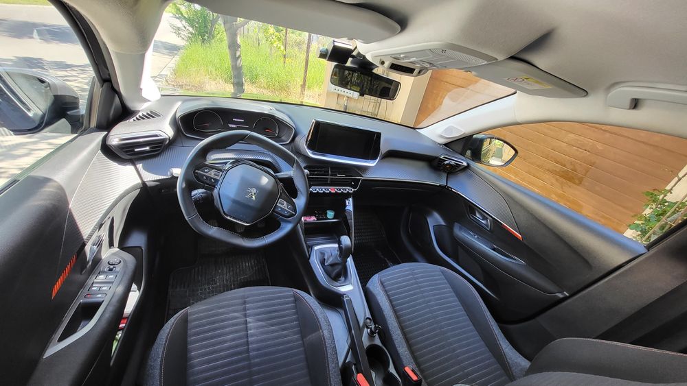 Vând Peugeot 208