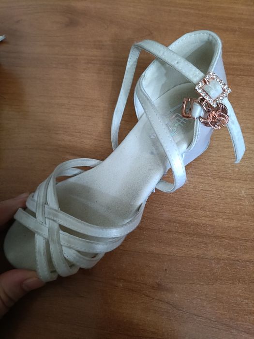 Платье и туфли для бальных танцев