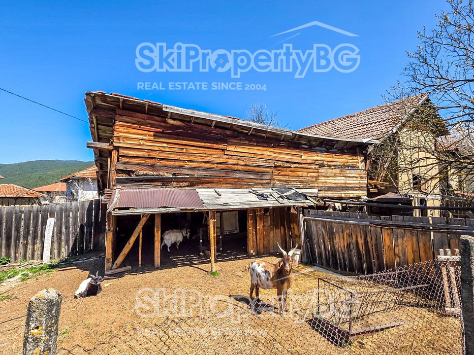 Стара къща с голям инвестиционен потенциал в село Говедарци, близо до Боровец!