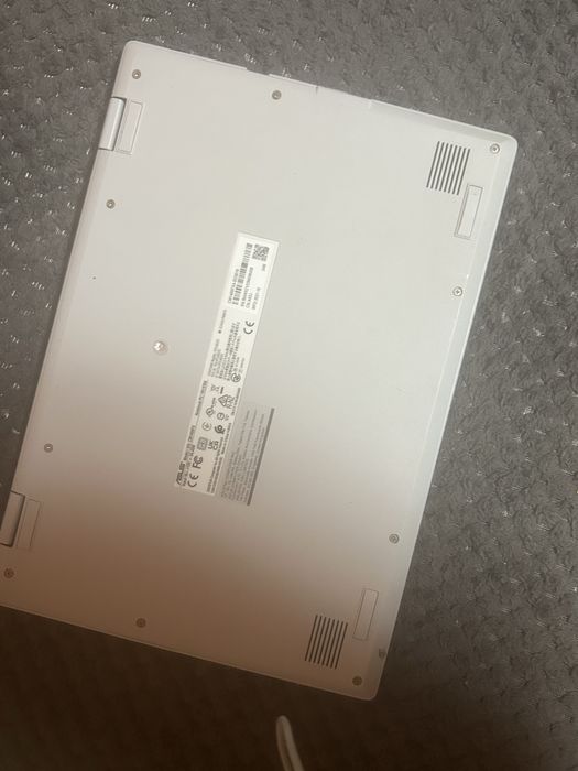 Vând laptop ASUS Chromebook Flip CM1400FXA, în stare bună de funcționare.